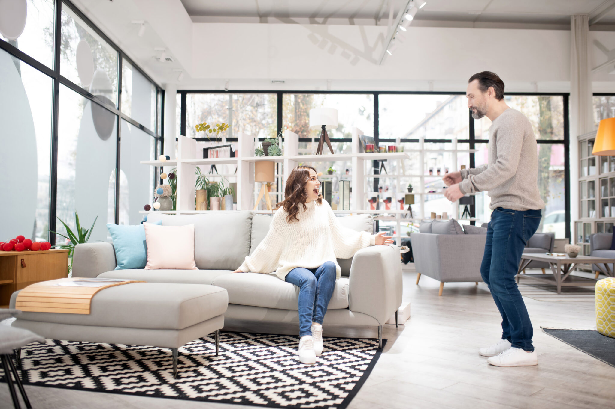 Gracias a la proliferación de tiendas de decoración online low cost, ahora es posible transformar cualquier espacio sin comprometer tu presupuesto